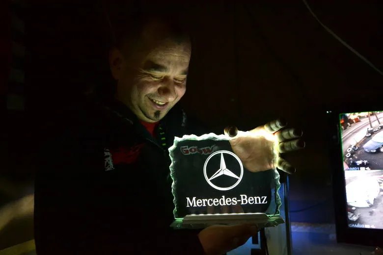 Podświetlany emblemat Mercedes jako dekoracja