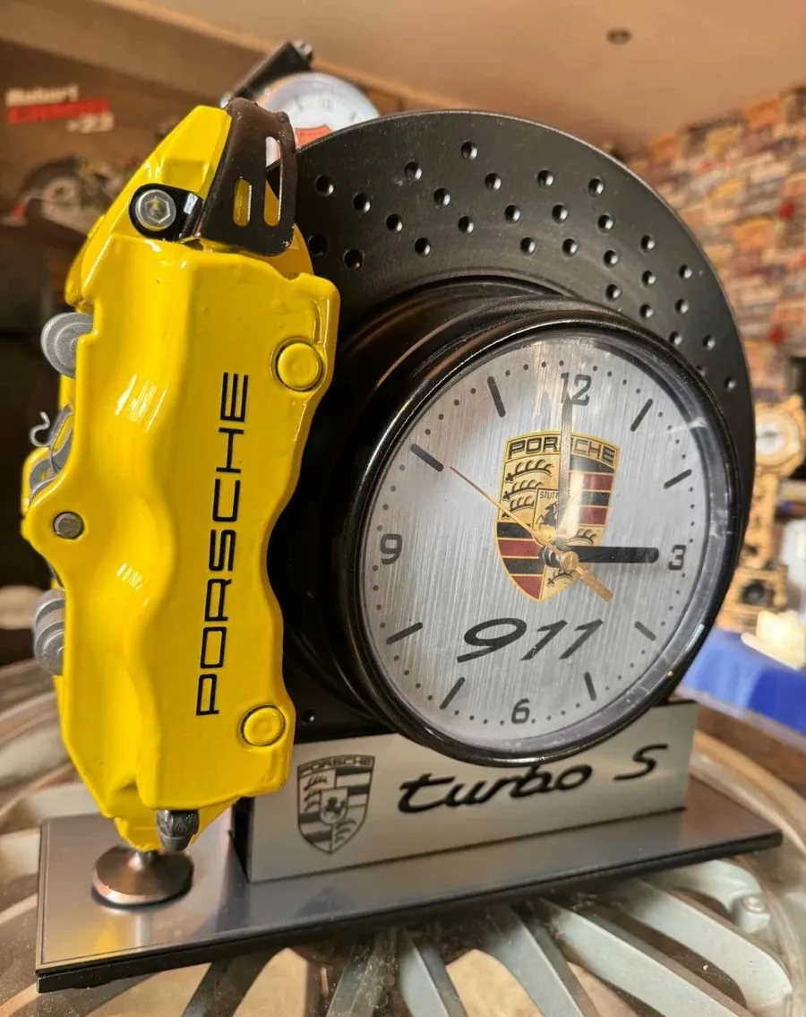 Zegar z tarczy hamulcowej Porsche 911 z żółtym zaciskiem