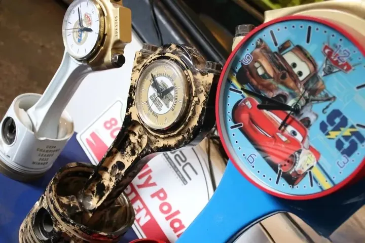 Zegary Z Tlokow Kolekcja Kolorowa – zegar wykonany z tłoka samochodowego YJA Moto Art