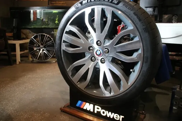 Dekoracja Kolo BMW M Power – lampa lub dekoracja z części samochodowych YJA Moto Art