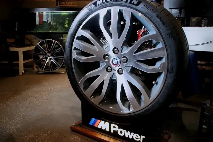 Dekoracja Kolo BMW M Power Gotowe – lampa lub dekoracja z części samochodowych YJA Moto Art