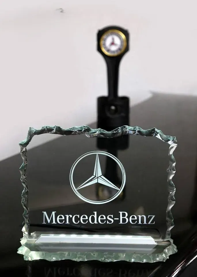 Statuetka Mercedes – lampa lub dekoracja z części samochodowych YJA Moto Art