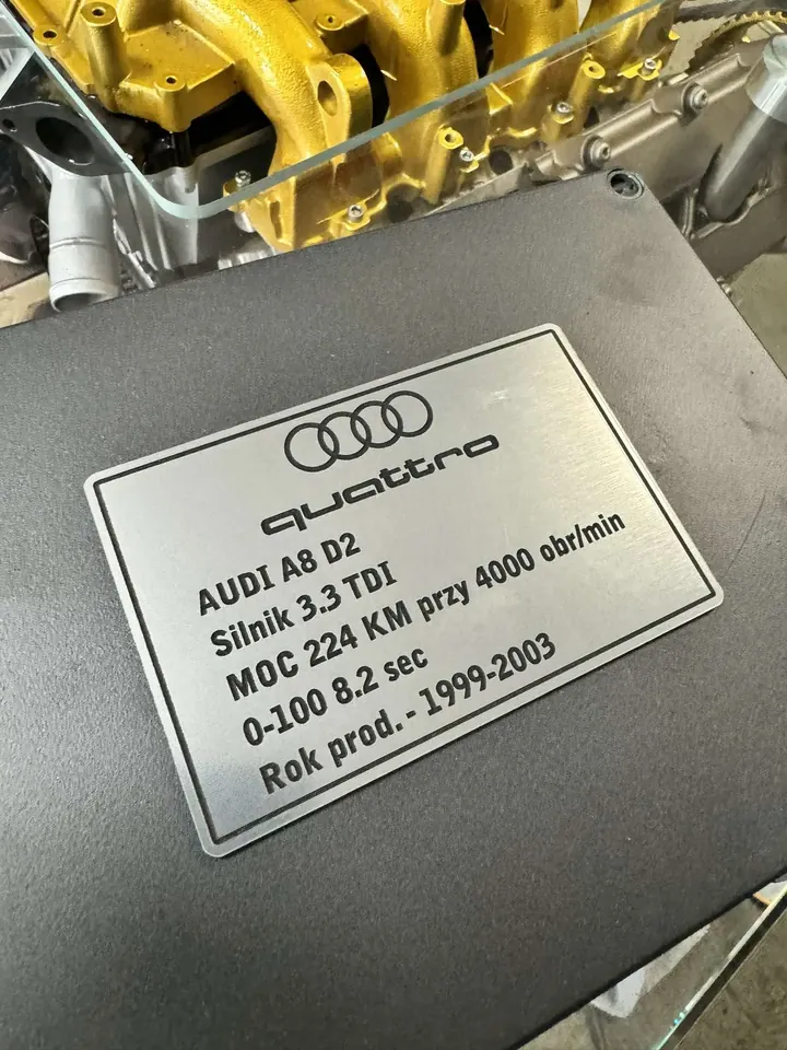 Tabliczka Audi – lampa lub dekoracja z części samochodowych YJA Moto Art