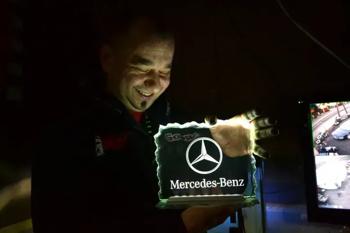 Podswietlany Emblemat Mercedes – pracownia i autor YJA Moto Art YJA Moto Art