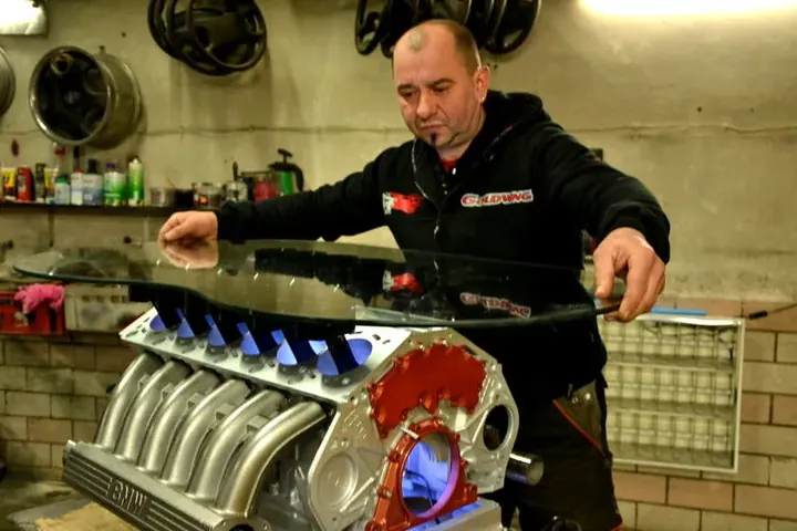 BMW V12 – stolik wykonany z silnika samochodowego YJA Moto Art